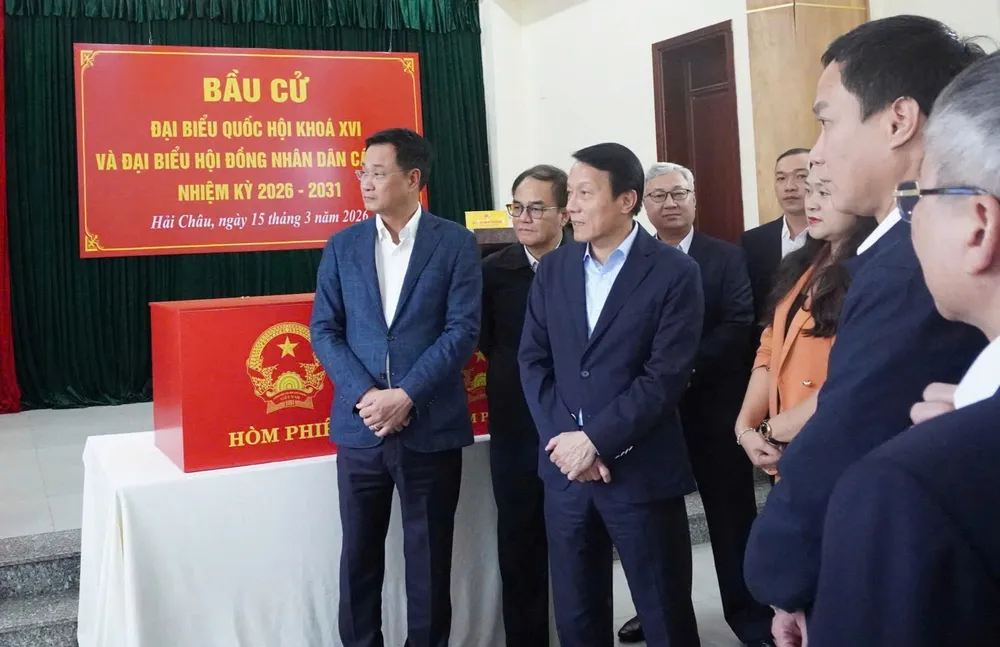 Bộ trưởng Bộ Công an Lương Tam Quang kiểm tra công tác chuẩn bị bầu cử tại phường Hải Châu. Ảnh: XUÂN QUỲNH