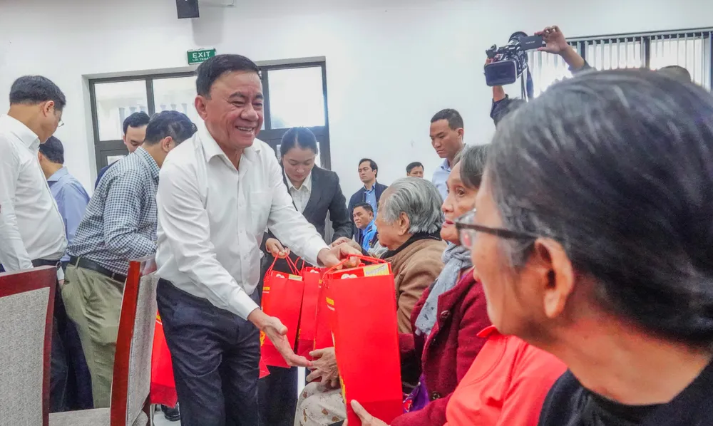 Thường trực Ban Bí thư Trần Cẩm Tú tặng quà cho gia đình chính sách, hộ nghèo, người lao động có hoàn cảnh khó khăn. Ảnh: XUÂN QUỲNH