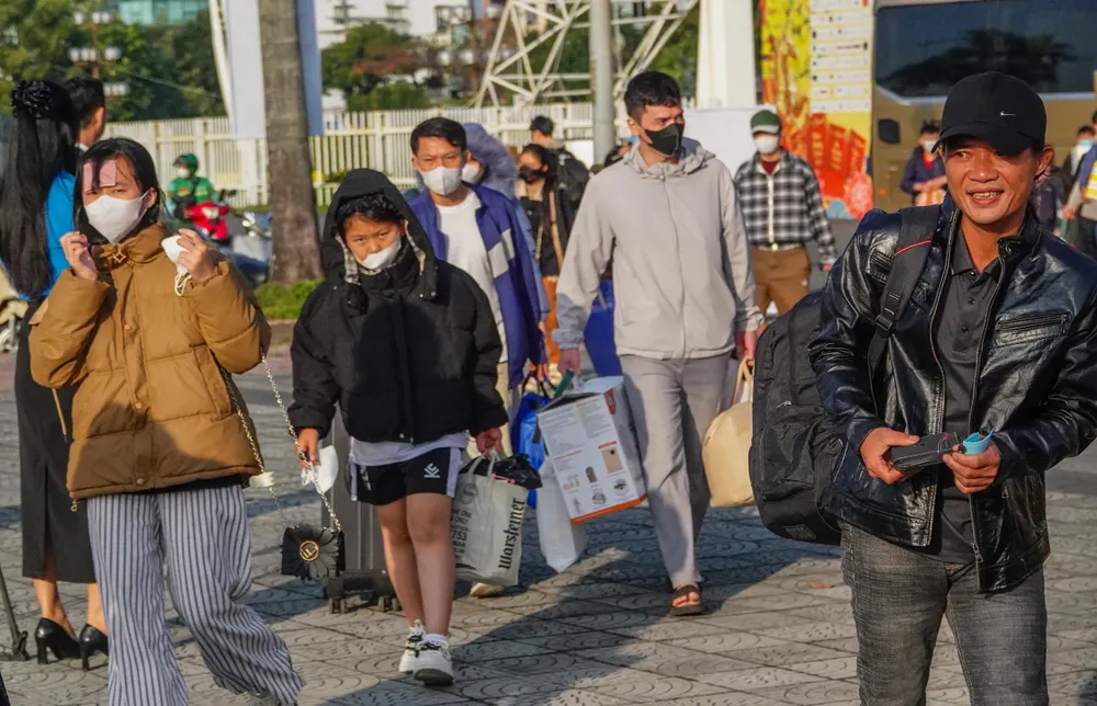 Công nhân, người lao động tập trung tại Trung tâm Hội chợ Triển lãm TP Đà Nẵng trong ngày 13-2. Ảnh: XUÂN QUỲNH