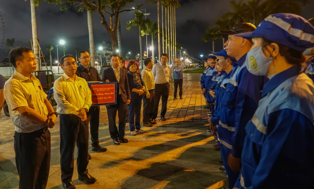 Ông Trần Anh Tuấn động viên lực lượng công nhân vệ sinh môi trường. Ảnh: XUÂN QUỲNH