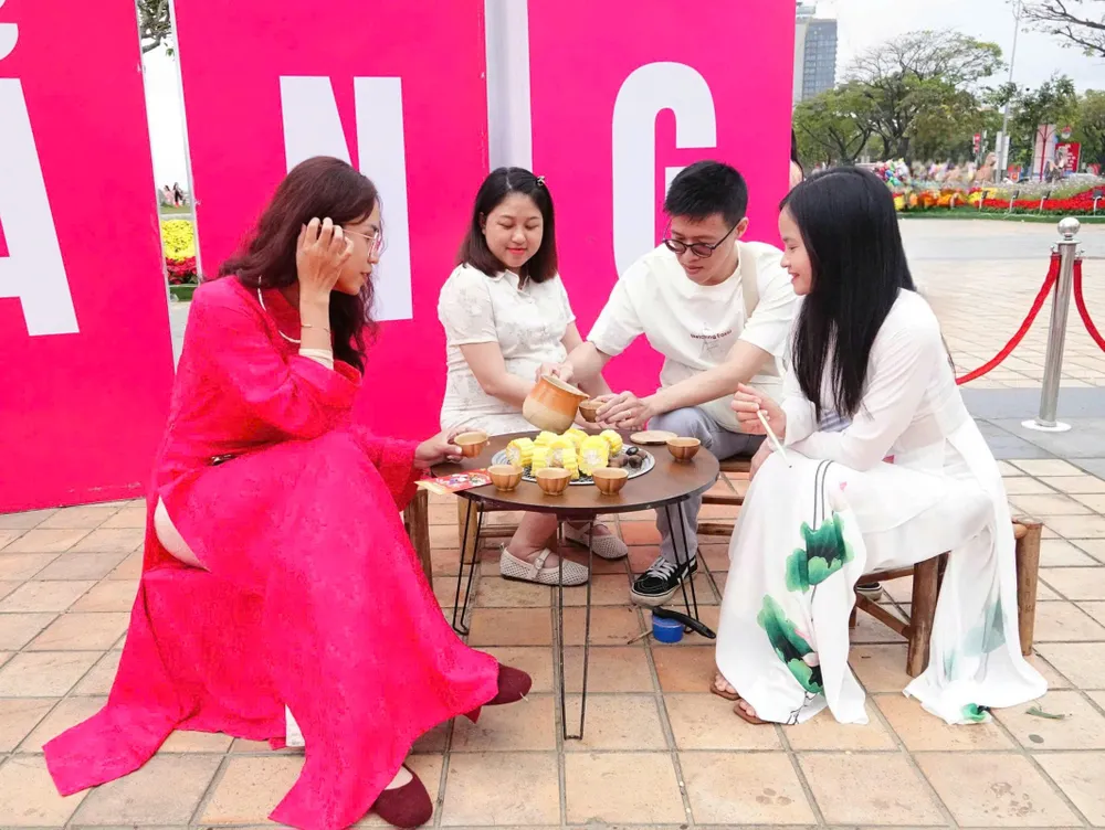 Du khách thưởng thức đặc sản đậm chất Việt. Ảnh: XUÂN QUỲNH