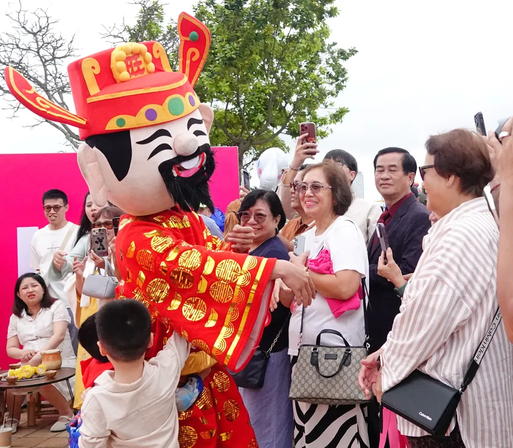 Du khách được đón chào nồng nhiệt, thưởng thức các tiết mục múa lân sư rồng rộn ràng. Ảnh: XUÂN QUỲNH