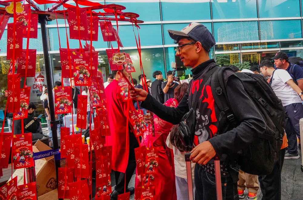 Du khách được hái lộc đầu năm. Ảnh: XUÂN QUỲNH