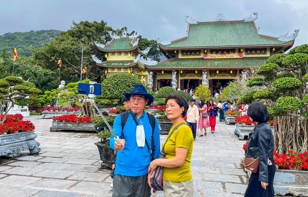 Nhiều du khách Hàn Quốc tỏ ra thích thú khi tìm hiểu phong tục đi lễ chùa đầu năm của người Việt. Ảnh: XUÂN QUỲNH