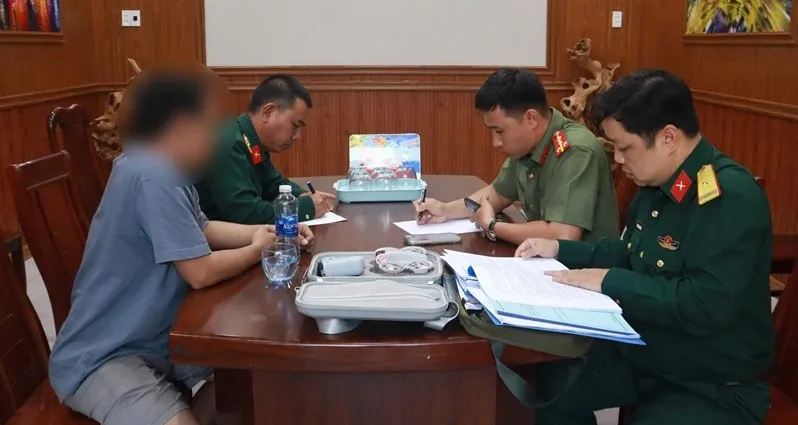 Ban Chỉ huy quân sự phường Hòa Khánh tiến hành lập biên bản tạm giữ phương tiện bay trái phép