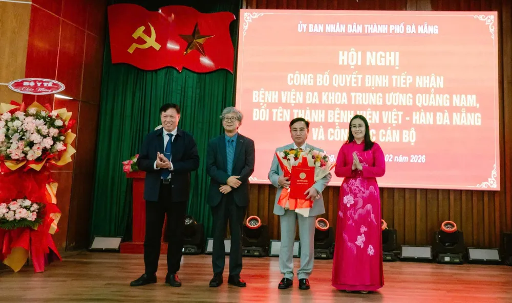 Thứ trưởng Bộ Y tế Đỗ Xuân Tuyên, đại diện KOICA Việt Nam và Phó Chủ tịch UBND TP Đà Nẵng Nguyễn Thị Anh Thi trao quyết định và tặng hoa cho lãnh đạo bệnh viện