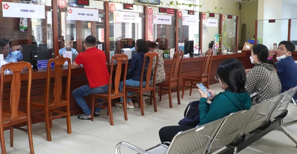 Người dân làm thủ tục hành chính tại Trung tâm Phục vụ Hành chính công 