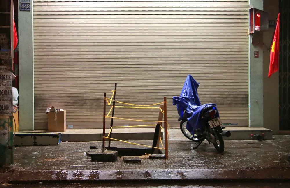 Vụ sụt lún trên vỉa hè đường Trưng Nữ Vương. Ảnh: THANH ÁI