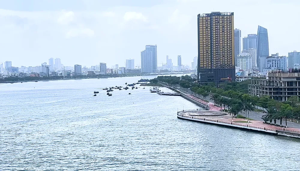 Khu vực ven sông Hàn và trung tâm TP Đà Nẵng nhìn từ cầu Thuận Phước