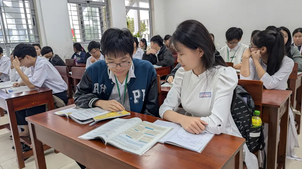 Học sinh Trường THPT Nguyễn Văn Thoại (phường Hòa Xuân, TP Đà Nẵng) trong một tiết học trên lớp. Ảnh XUÂN QUỲNH