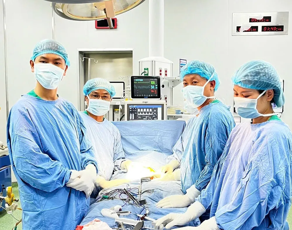 Ê-kíp bác sĩ Bệnh viện Phụ sản – Nhi Đà Nẵng thực hiện phẫu thuật cho bệnh nhi bị u ổ bụng