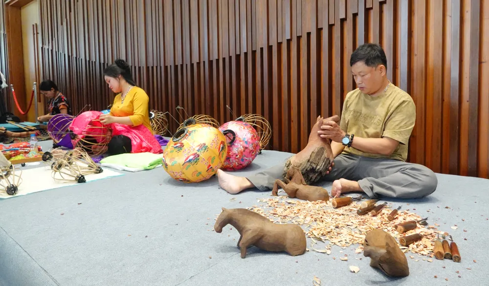 Không gian trình diễn của làng nghề trước sảnh công bố chương trình kích cầu “Đà Nẵng - Chạm về nguyên bản”. Ảnh: XUÂN QUỲNH