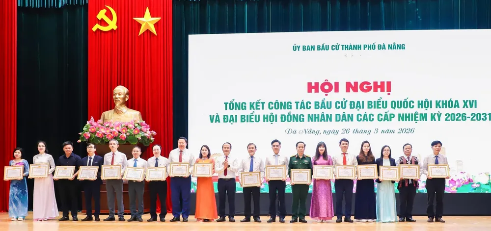 Phó Bí thư Thường trực Thành ủy Đà Nẵng Nguyễn Đình Vĩnh trao Bằng khen của Ban Thường vụ Thành ủy cho các tập thể vì có thành tích trong công tác bầu cử