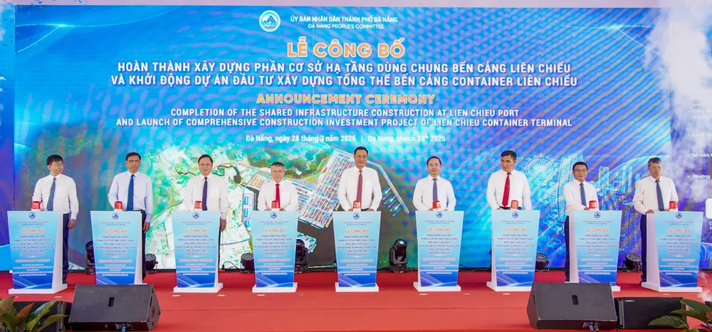 Các đại biểu thực hiện nghi thức khởi động dự án. Ảnh: XUÂN QUỲNH