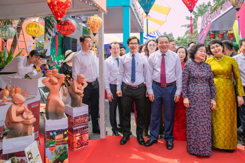 1.  Ông Tán Văn Vương - PGĐ Sở tiếp đón đoàn Đại biểu VIP tham quan gian hàng.jpg