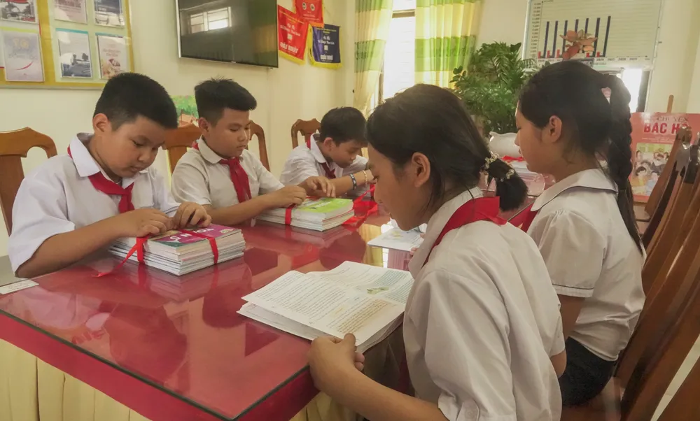 Học sinh trường tiểu học An Phước háo hức mở sách giáo khoa mới. Ảnh: XUÂN QUỲNH