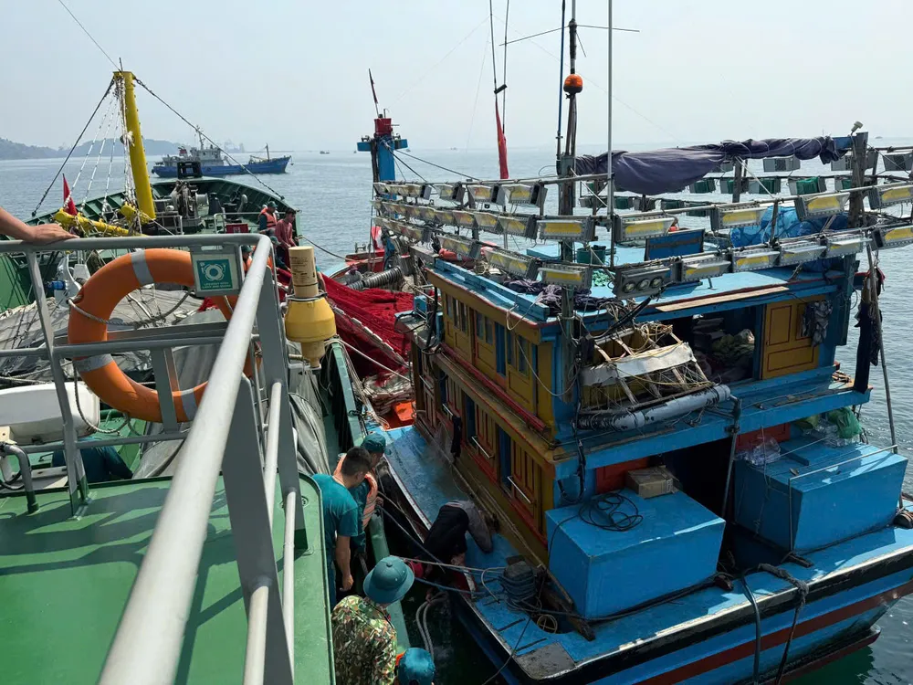 Hải đội Dân quân thường trực cứu hộ tàu cá QNg 48988 TS trên vùng biển Sơn Trà