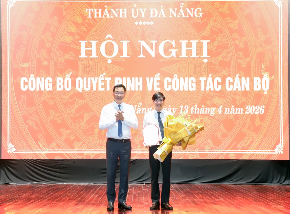 Bí thư Thành ủy Đà Nẵng Lê Ngọc Quang trao quyết định đến đồng chí Trần Thắng Lợi