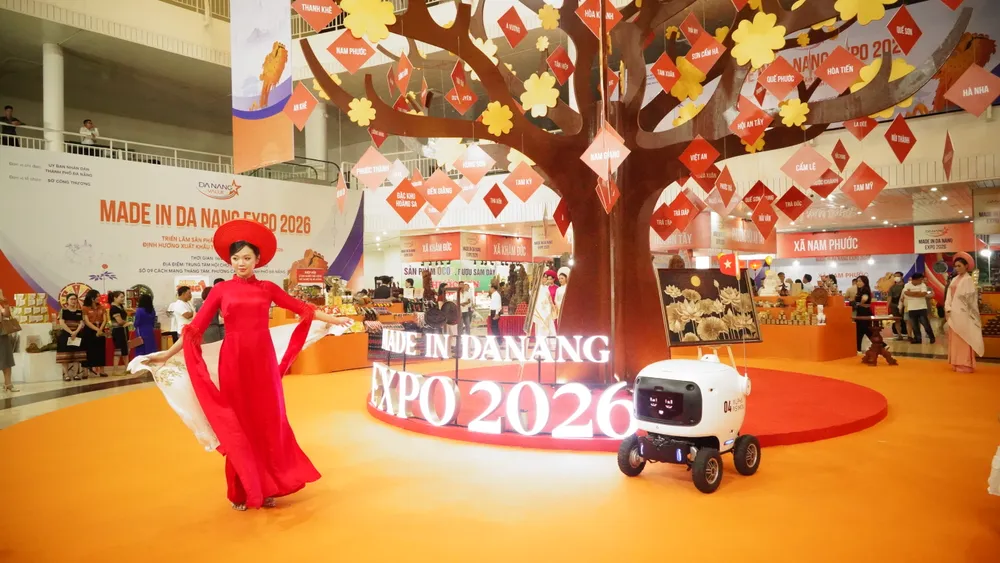 Mô hình “cây kết nối” tại trung tâm triển lãm. Ảnh: XUÂN QUỲNH