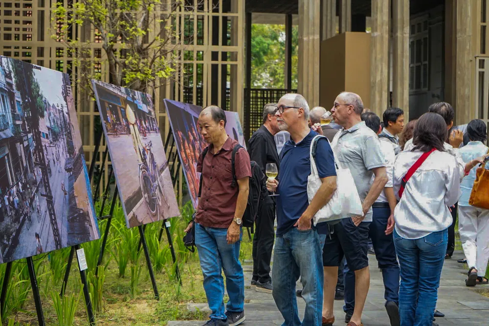 Các tác phẩm của ba nhiếp ảnh gia Pháp thu hút sự quan tâm của công chúng. Ảnh: XUÂN QUỲNH