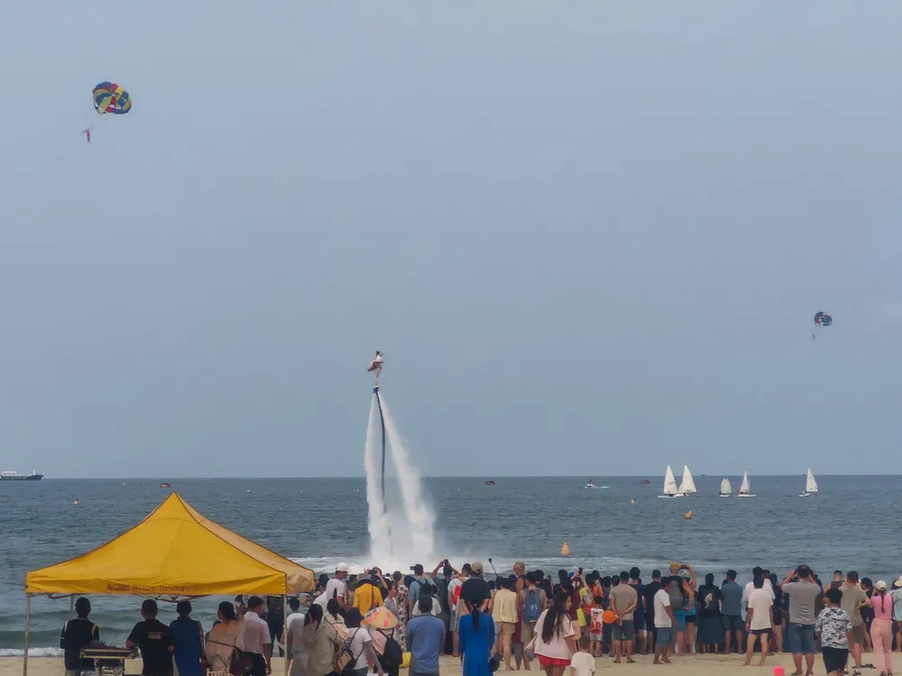 Đông đúc du khách, người dân xem màn đồng diễn nghệ thuật thể thao biển. Ảnh: XUÂN QUỲNH