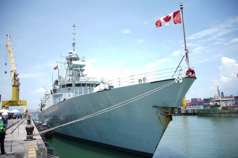 Tàu HMCS Charlottetown của Hải quân Canada cập cảng Tiên Sa. Ảnh: XUÂN QUỲNH