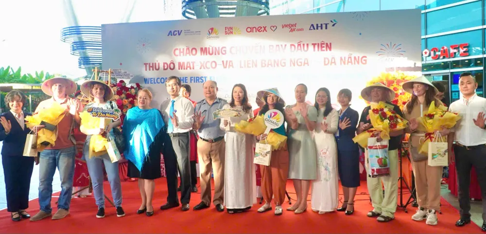 Trung tâm Xúc tiến Du lịch Đà Nẵng và đơn vị liên quan chào đón hành khách trên chuyến bay đầu tiên từ Moscow – Đà Nẵng 