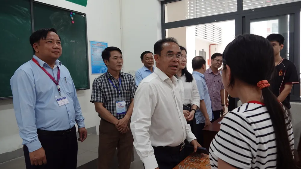 Ông Trần Anh Tuấn, Phó Chủ tịch UBND TP Đà Nẵng đến phòng thi động viên các thí sinh. Ảnh: XUÂN QUỲNH