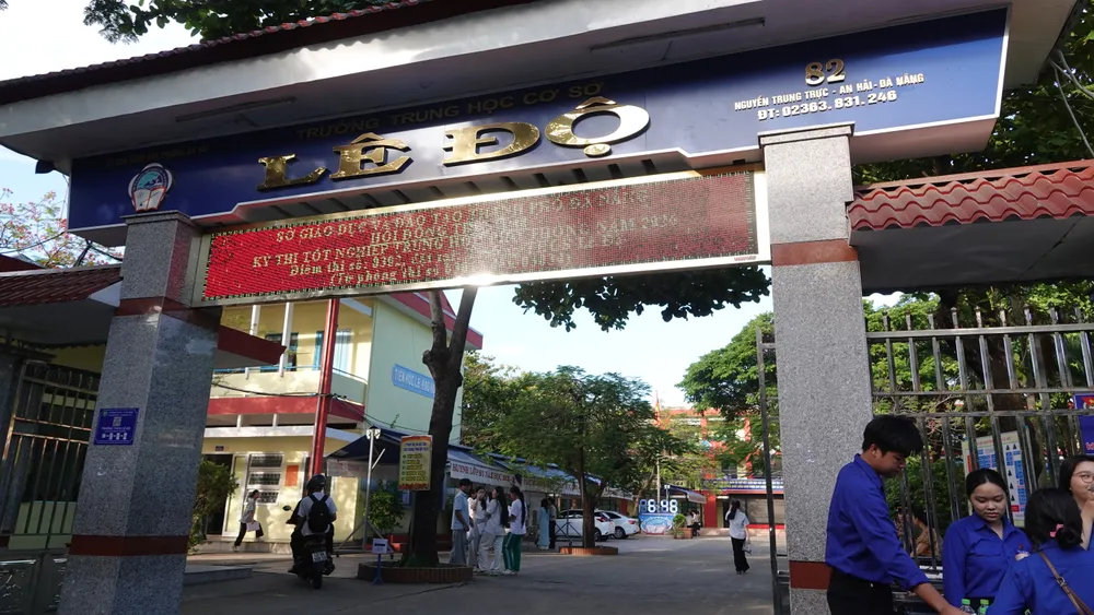 Điểm thi trường THCS Lê Độ (phường An Hải) vào lúc sáng sớm. Ảnh: XUÂN QUỲNH
