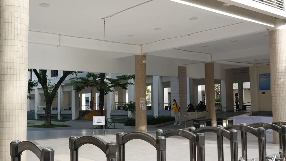 Điểm thi THPT Phan Châu Trinh (phường Hải Châu) trước giờ vào phòng thi. Ảnh: XUÂN QUỲNH