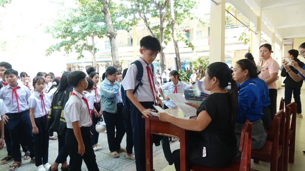 Học sinh Trường THCS Trần Quốc Tuấn (xã Hòa Vang, TP Đà Nẵng) nhận sách giáo khoa miễn phí chuẩn bị cho năm học 2026-2027. Ảnh: XUÂN QUỲNH