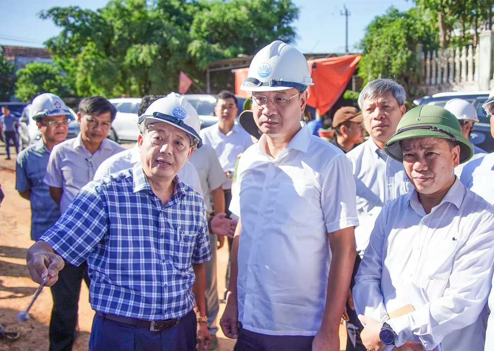 Bí thư Thành ủy Đà Nẵng Lê Ngọc Quang nghe các đơn vị báo cáo tiến độ dự án