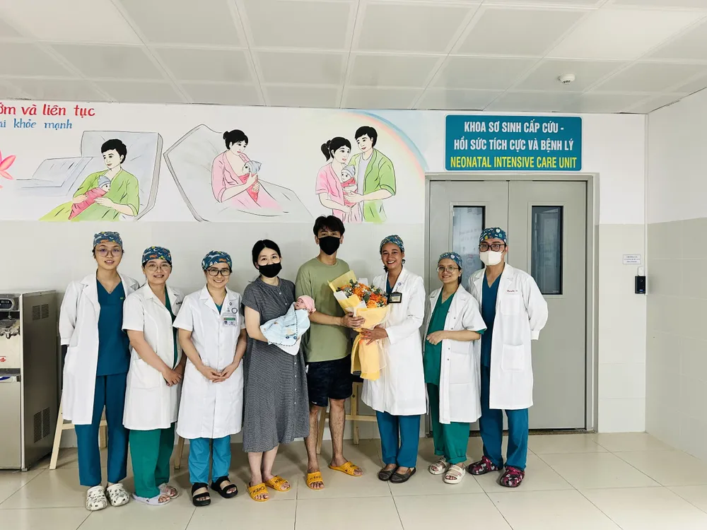 Các y bác sĩ Bệnh viện Phụ sản - Nhi Đà Nẵng chúc mừng gia đình bé gái