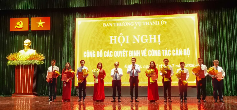 Trao quyết định công tác cán bộ đợt 1. Ảnh: XUÂN QUỲNH