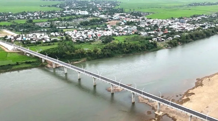Cầu sông Thu bắc qua sông Thu Bồn