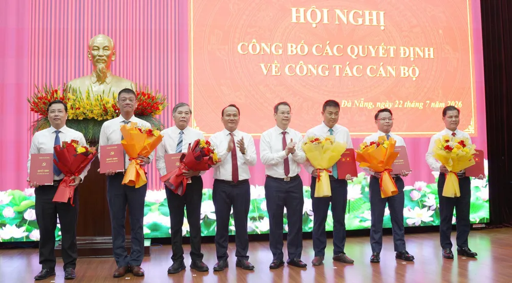 Phó Bí thư Thường trực Thành ủy Đà Nẵng Nguyễn Đình Vĩnh và Phó Bí thư Thành ủy, Chủ tịch UBND TP Đà Nẵng Nguyễn Mạnh Hùng trao các Quyết định. Ảnh: XUÂN QUỲNH