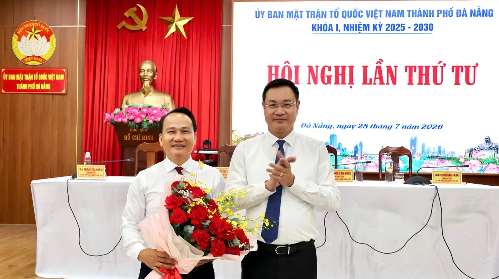 Đồng chí Lê Ngọc Quang, Bí thư Thành ủy Đà Nẵng tặng hoa chúc mừng đồng chí Nguyễn Đình Vĩnh