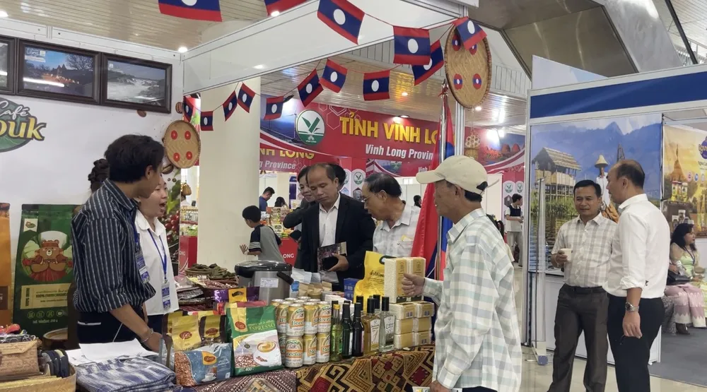 Người dân, du khách tham gia hội chợ. Ảnh: XUÂN QUỲNH