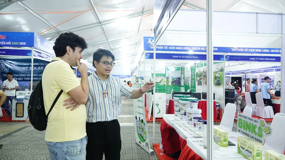 Khách quốc tế tham quan giải pháp tiết kiệm năng lượng. Ảnh: XUÂN QUỲNH