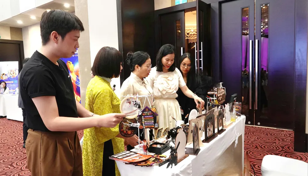 Lãnh đạo Sở Công thương TP Đà Nẵng tham quan gian hàng bên lề hội thảo. Ảnh: XUÂN QUỲNH