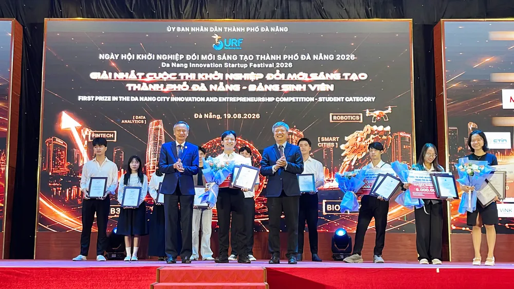 Dự án Kính thực tế ảo tăng cường hỗ trợ người khiếm thính giành giải nhất bảng sinh viên