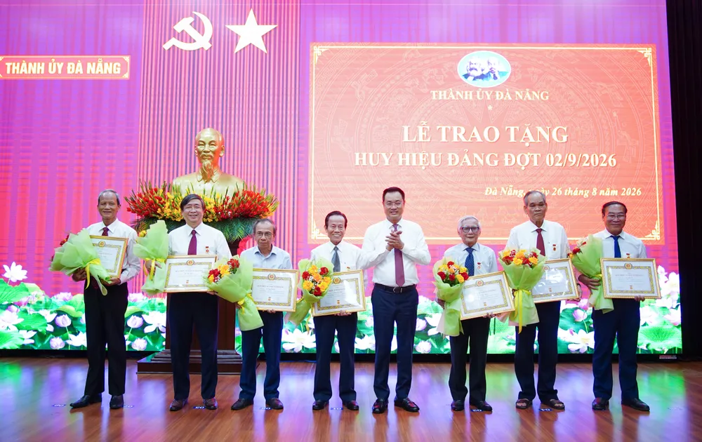 Bí thư Thành ủy Đà Nẵng Lê Ngọc Quang trao Huy hiệu Đảng cho các đảng viên
