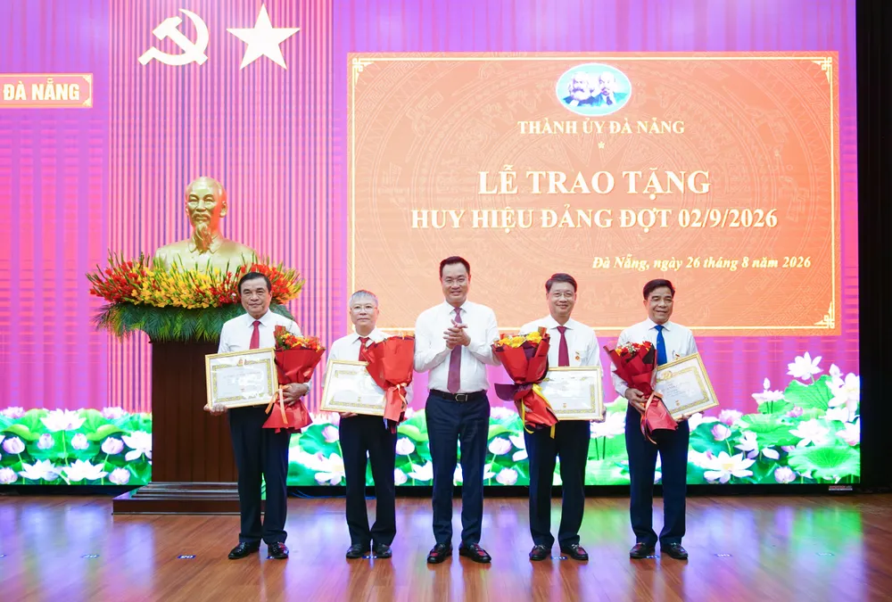 TRAO HUY HIEU ĐẢNG.jpg