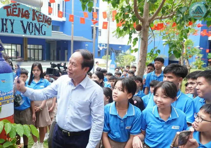 Phó Thủ tướng Lê Tiến Châu đánh kẻng chào mừng năm học mới