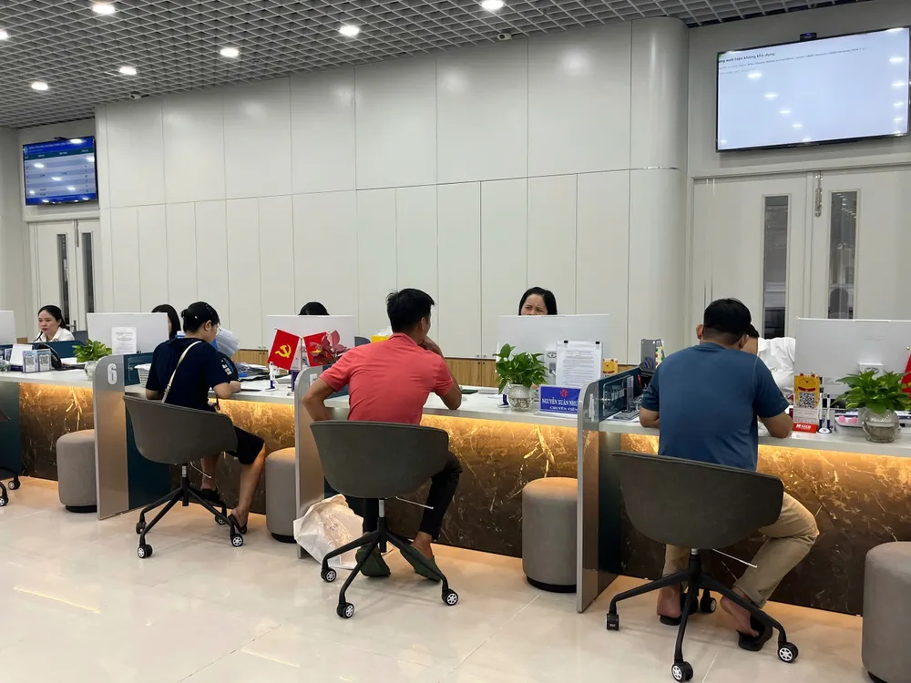 Khai thác dữ liệu liên thông sẽ giúp người dân, doanh nghiệp giảm đáng kể thời gian khi làm thủ tục hành chính ở khu vực Sở Xây dựng TP Đà Nẵng. Ảnh: XUÂN QUỲNH