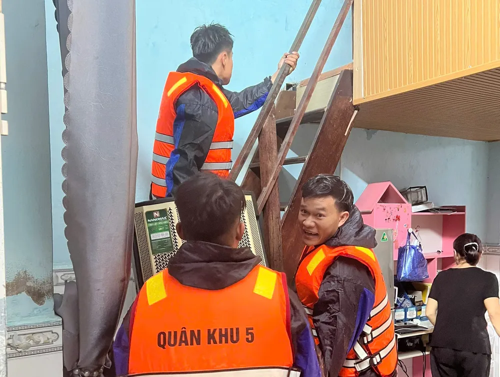 Ban Chỉ huy Quân sự phường Hòa Khánh giúp dân trong đêm. Ảnh: phường Hòa Khánh 