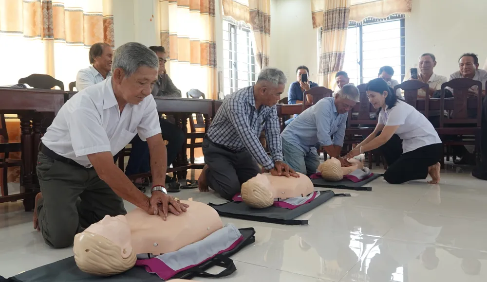 Bác sĩ Trung tâm Cấp cứu TP Đà Nẵng trực tiếp hướng dẫn và "cầm tay chỉ việc" cho ngư dân cách ép tim ngoài lồng ngực. Ảnh: XUÂN QUỲNH