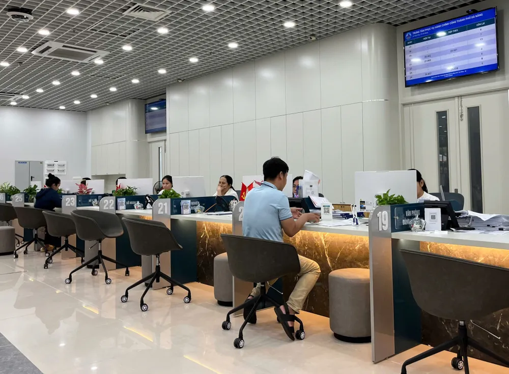 Người dân, doanh nghiệp đến làm việc tại Trung tâm phục vụ hành chính công TP Đà Nẵng. Ảnh: XUÂN QUỲNH