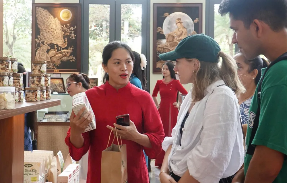 Du khách tham quan, tìm hiểu tại điểm trưng bày sản phẩm “Tinh hoa Đà Nẵng”. Ảnh: XUÂN QUỲNH