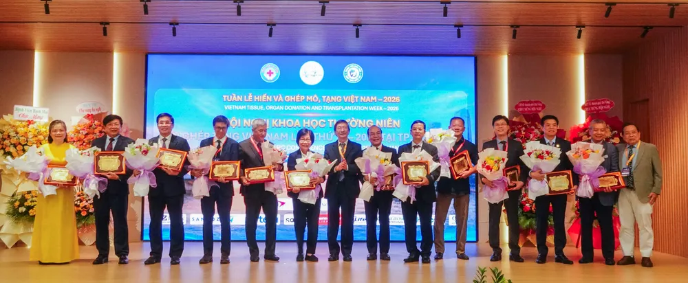 Vinh danh các cá nhân có nhiều đóng góp trong ghép tạng Việt Nam. Ảnh: XUÂN QUỲNH